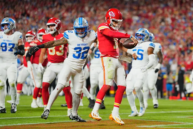 Patrick Mahomes Dominates Sunday Night Football: Chiefs Crush Lions 30-17 to Silence Doubters
